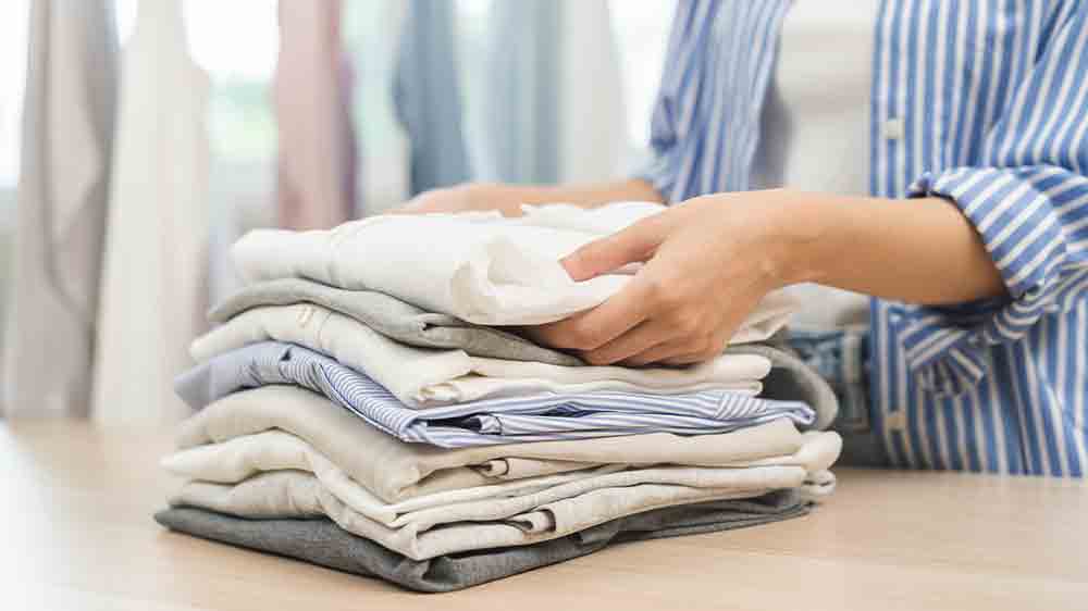 Žena skládá čisté prádlo_02