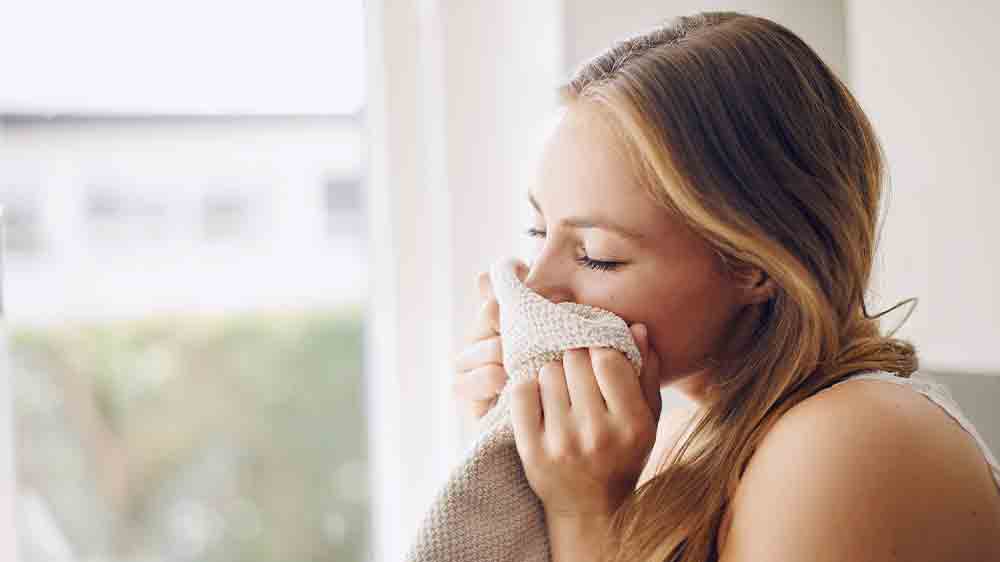 Žena čichající k prádlu_02