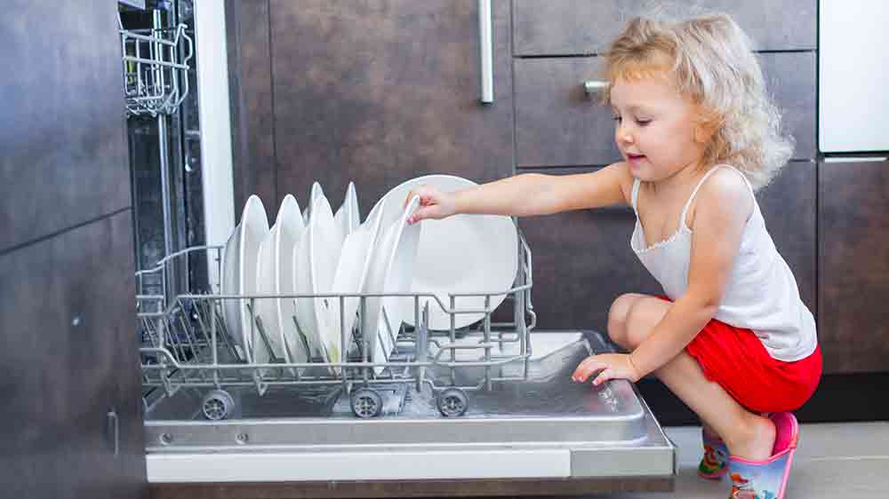 Holčička vkládá nádobí do myčky_04