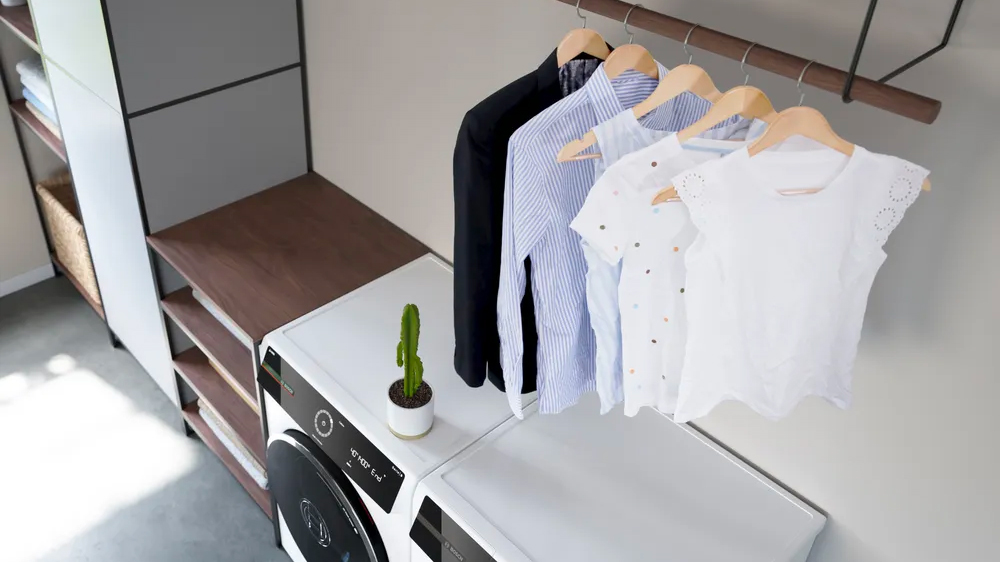 Pověšené prádlo na ramínku nad pračkou BOSCH WGG244F2CS_05