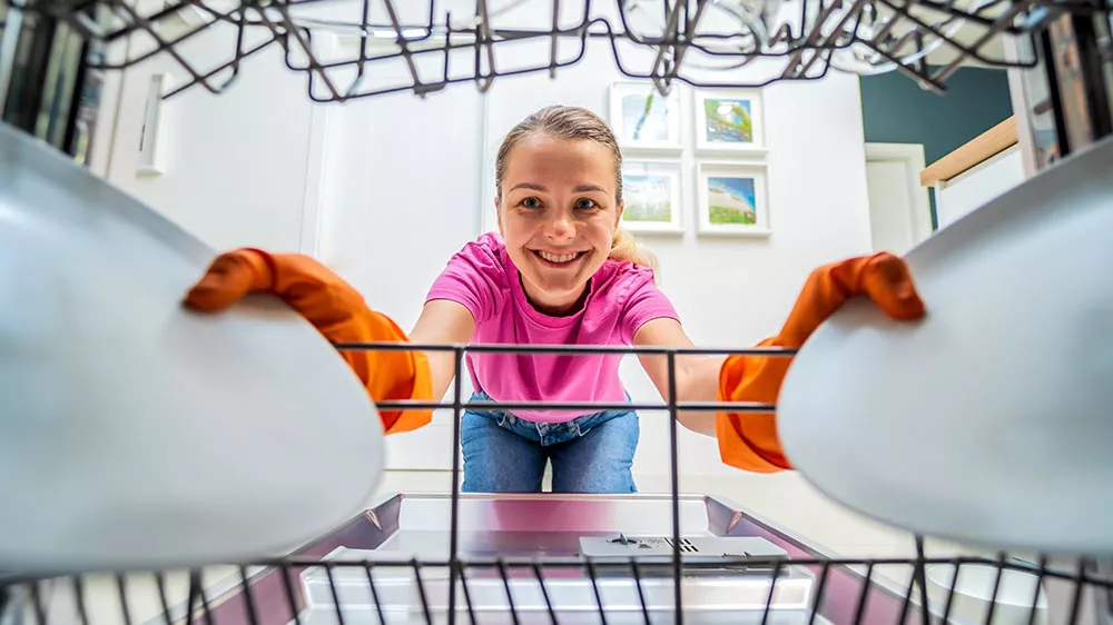 Žena vkl&aacute;d&aacute; n&aacute;dob&iacute; do myčky_02