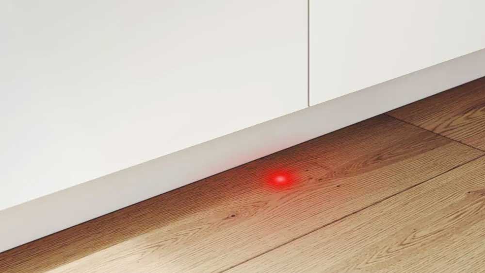 Vestavná myčka Bosch pomocí funkce InfoLight promítá světelný bod na podlahu_04