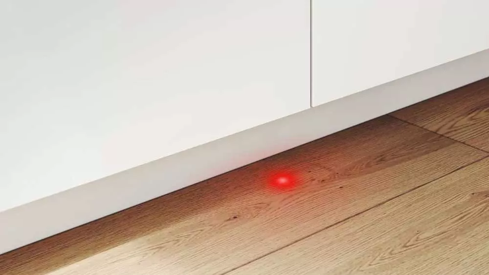 Vestavná myčka Bosch pomocí funkce InfoLight promítá světelný bod na podlahu_04