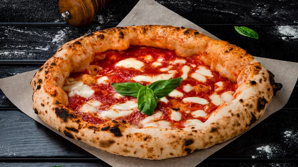 Pizza připraven&aacute; v troubě Bosch HBA334EB3_05
