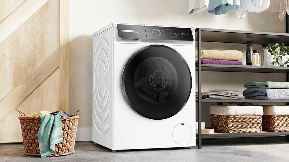 Pračka Bosch WGB25602CS v koupelně vedle koše s prádlem_02