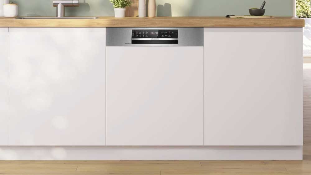 Vestavná myčka Bosch SMI6ECS10E zabudovaná v moderní kuchyni v bílém designu_02