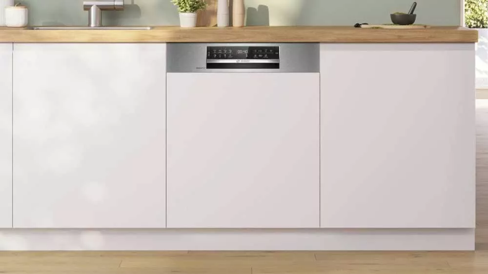 Vestavn&aacute; myčka Bosch SMI6ECS10E zabudovan&aacute; v modern&iacute; kuchyni v b&iacute;l&eacute;m designu_02