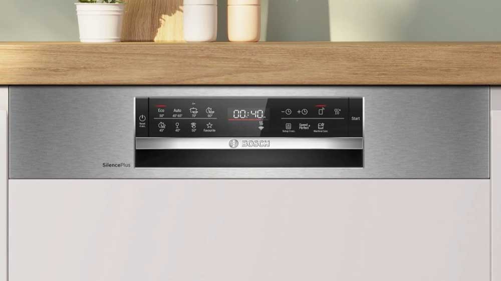 Ovládací panel s výběrem programů a funkcí u vestavné myčky Bosch SMI6ECS10E_03