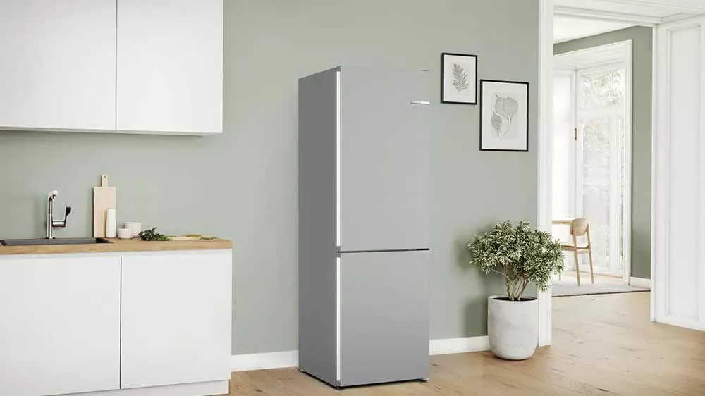 Kombinovaná chladnička Bosch KGN362LBF zavřená v kuchyni_02