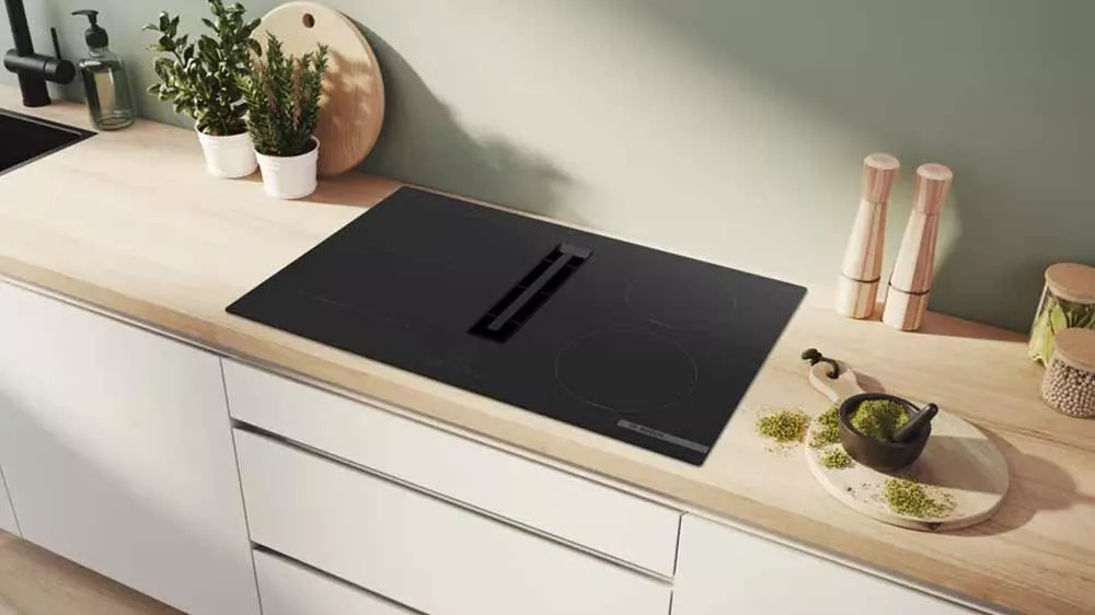 Indukčn&iacute; varn&aacute; deska Bosch PVS811B16E zabudovan&aacute; do kuchyňsk&eacute; linky_02