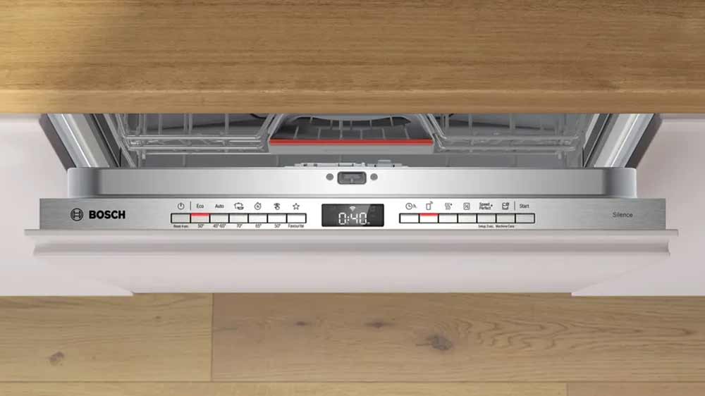 Pootevřená dvířka vestavné myčky Bosch Serie 4 SBH4HVX00E a pohled na ovládací panel_03