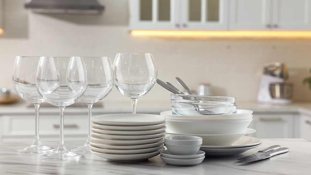 Čisté nádobí na kuchyňské lince_05