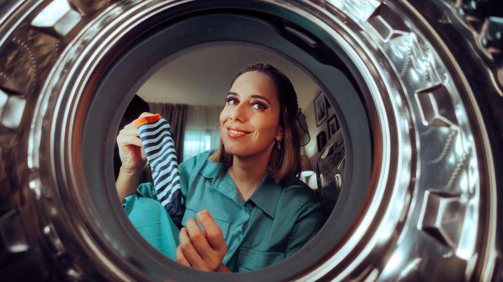 Žena dává ponožky do pračky_03