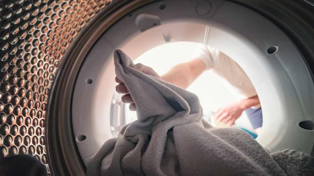 Dávání prádla do pračky_03