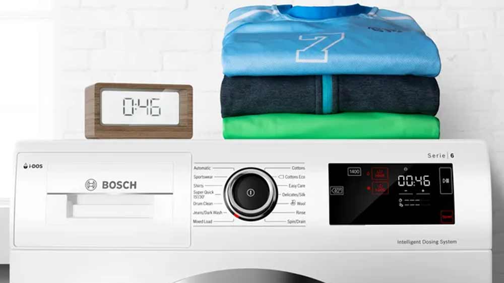 Horní část pračky Bosch WAN28164BY s budíkem nahoře ukazujícím čas 46 min a poskládaným oblečením _04