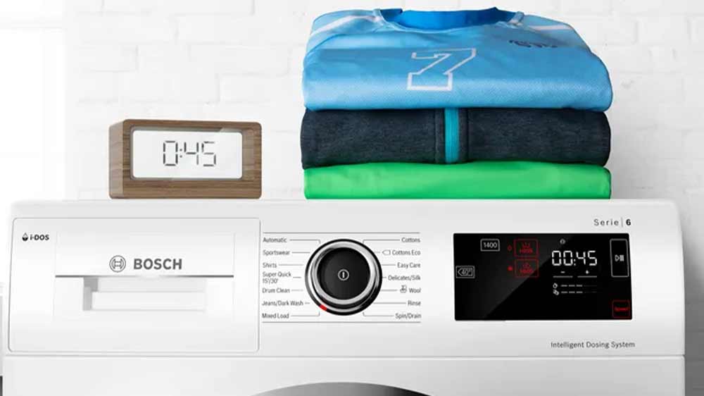Horní část pračky Bosch s displejem a budíkem nahoře ukazujícím čas 45 min a poskládaným oblečením _05