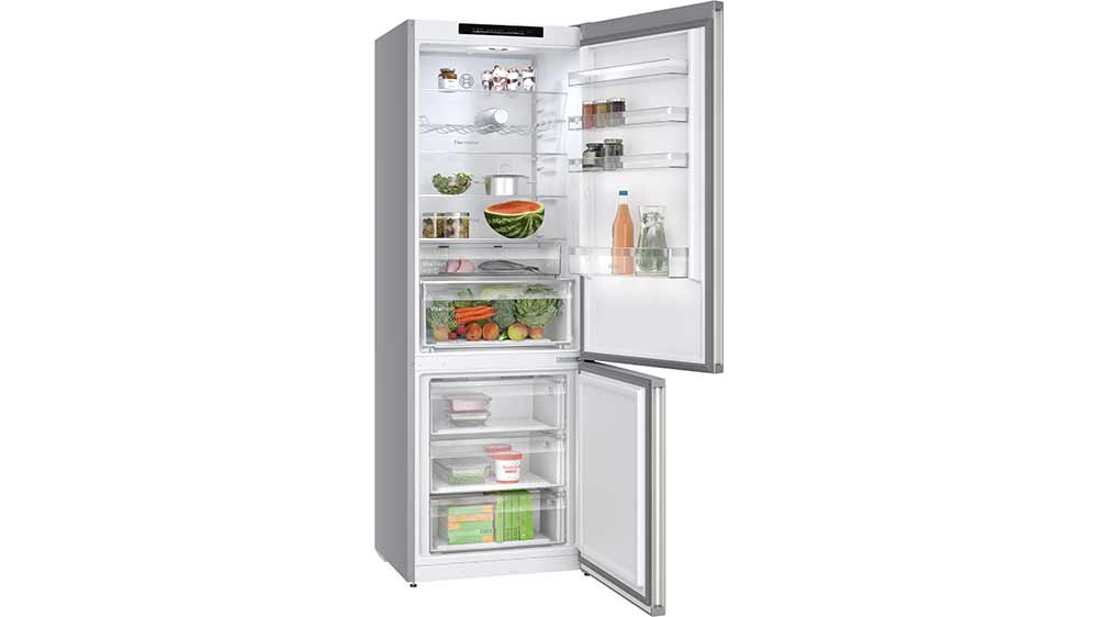 Kombinovaná chladnička Bosch KGN492IAF otvorená v kuchyni_02