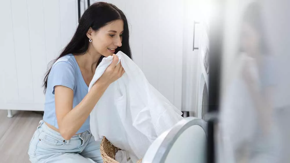 Žena vyťahuje bielizeň z práčky_05