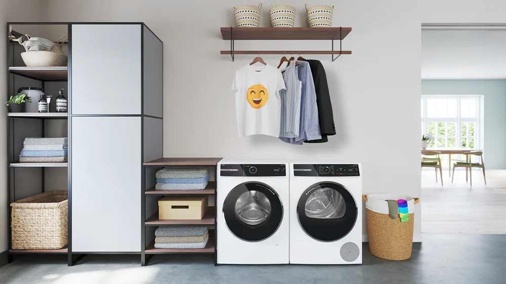 Pračka a sušička Bosch, nad kterými visí čisté prádlo_3