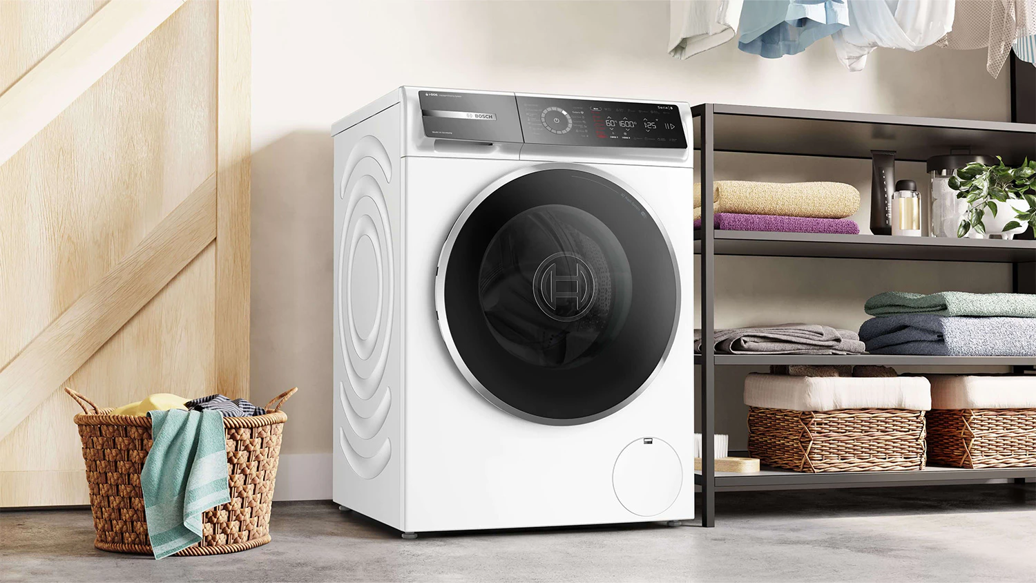 Předem plněn&aacute; pračka Bosch WGB266A4BY instalovan&aacute; v koupelně