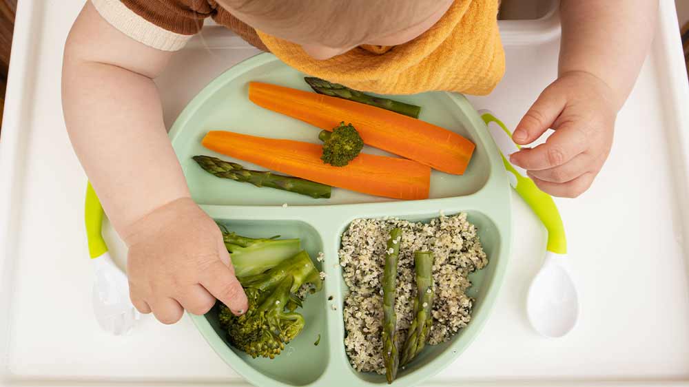 Tal&iacute;ř s j&iacute;dlem na stolečku mal&eacute;ho d&iacute;těte