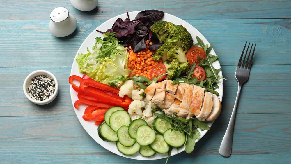 Zdravé zeleninové jídlo na talíři_04