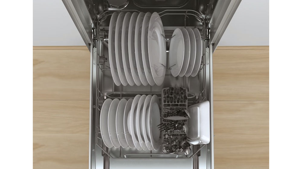 Pohled ze zhora na otevřenou naplněnou vestavnou myčku Candy Brava CDIH 2D949_03