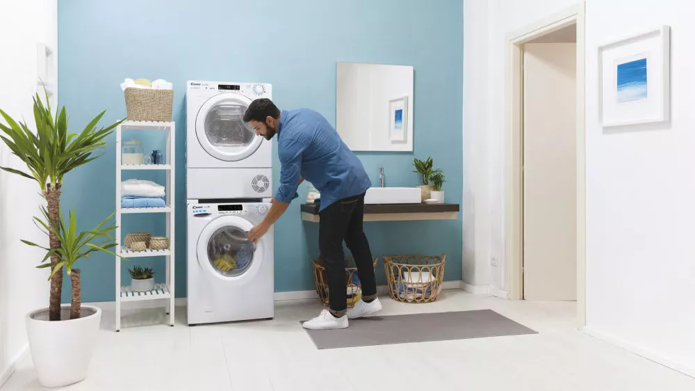Muž stojící u sušičky prádla Candy Smart Pro CSOE H10A2TE-S_03