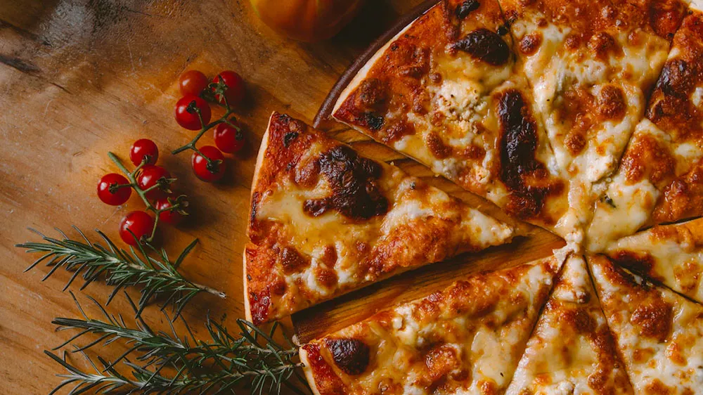 Čerstvě upečená a nakrájená pizza upečená v troubě CANDY IDEA FIDCP N625 L_03