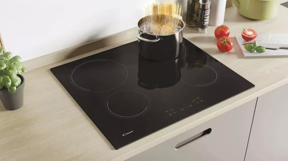 Na varn&eacute; desce CANDY Idea CH64CCB/4U2 je nerezov&yacute; hrnec, ve kter&eacute;m se vař&iacute; &scaron;pagety_02