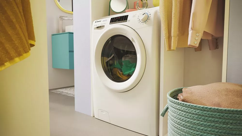 V koupelně ustaven&aacute; pračka Candy Smart Pro Inverter CO4474TWM6/1-S_02