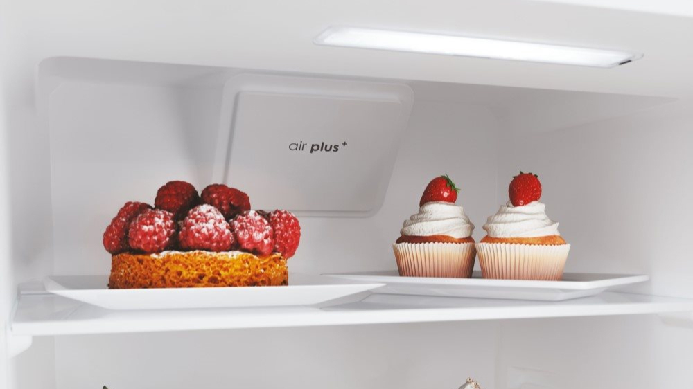 Ventilátor Air Plus + vestavné lednice Candy CBL5519EVW zabudovaná v kuchyni_02