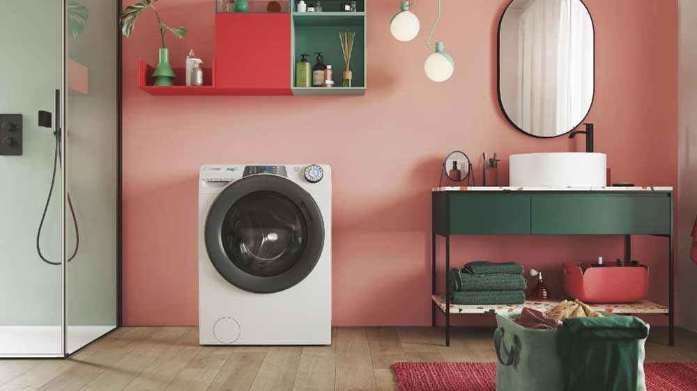 Pračka se sušičkou Candy RPW 4856BWR8-S v koupelně_03