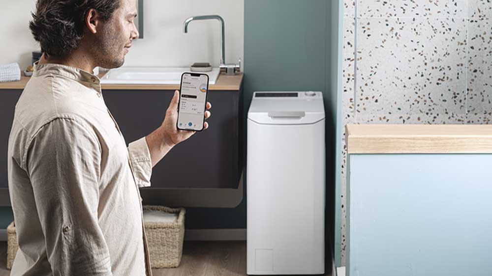 Pračka Candy ProWash 500 TCAS284TM4-S – muž ovládá zařízení přes mobil_03