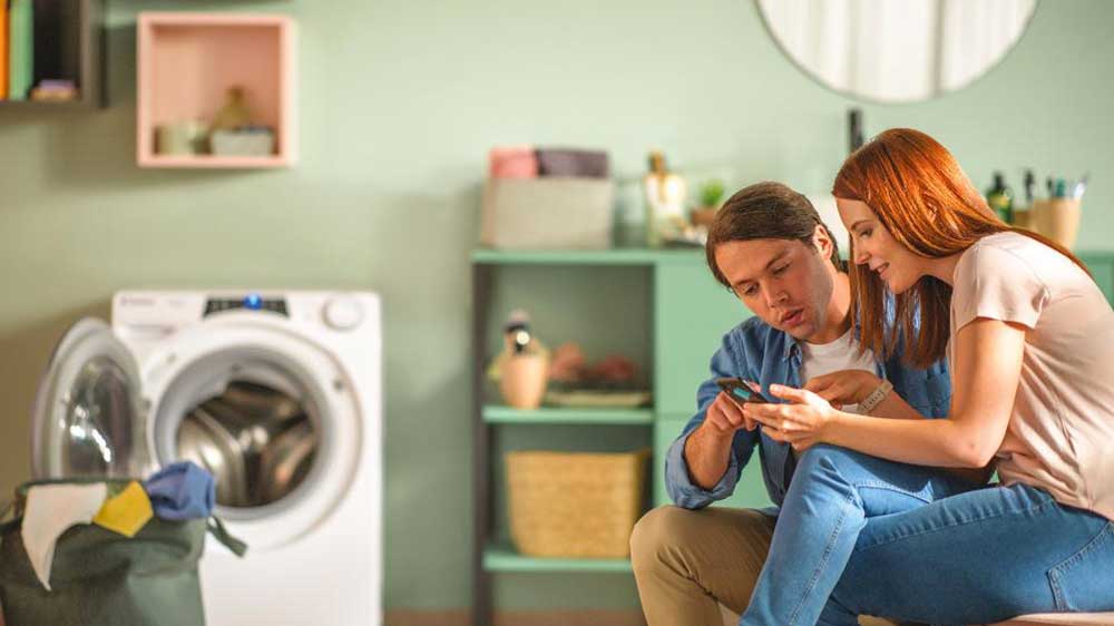 Žena s mužem kouká do mobilního telefonu s aplikací hOn_04