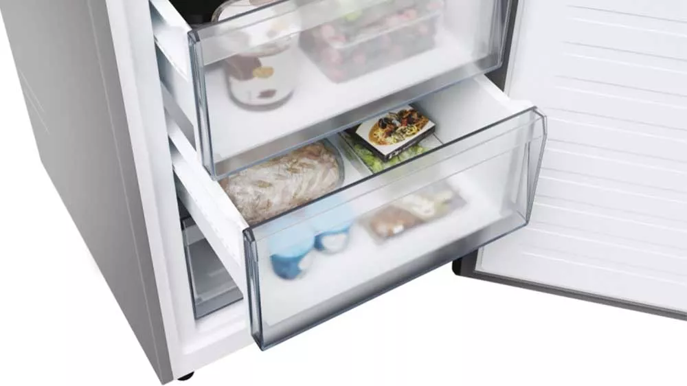 Prostorné zásuvky v mrazicí části kombinované lednice Candy Fresco ECN2CQTEW186_04