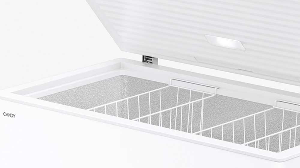 Pohled na 2 drátěné koše v otevřeném truhlicovém mrazáku Candy CCHH 3012E Artico s LED osvětlením_05