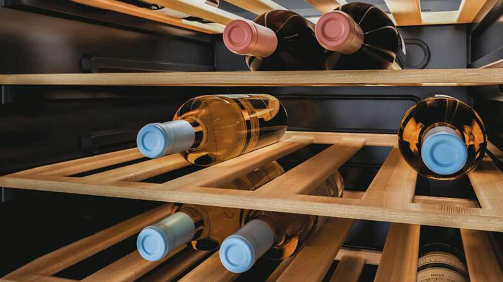 Pohled na lahve uložené v jednozónové vinotéce Candy CWC 200 EELW/NF_02