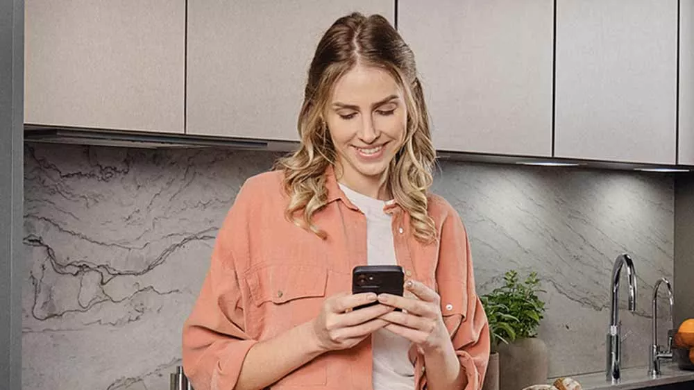 Žena na telefonu připojená k aplikaci hOn_04