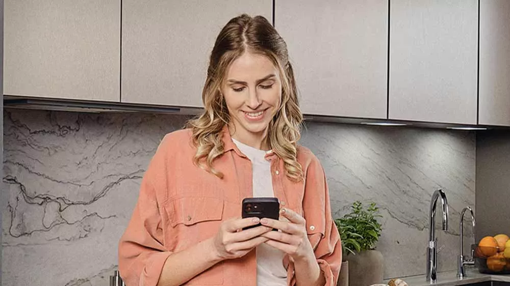 Žena ovládající vinotéku pomocí telefonu_04