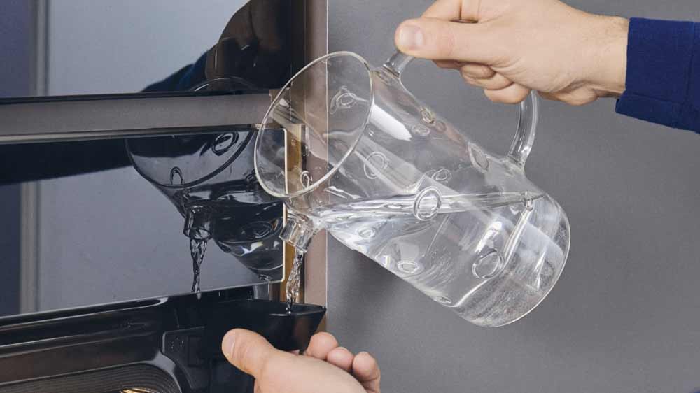 Vestavná trouba Candy CA6 NP5B3LHTB má skrytou nádobku na vodu pro parní pečení_04