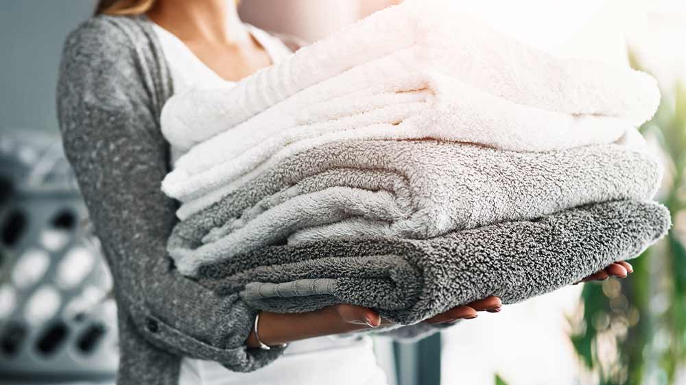 Žena drží nadýchané ručníky_06