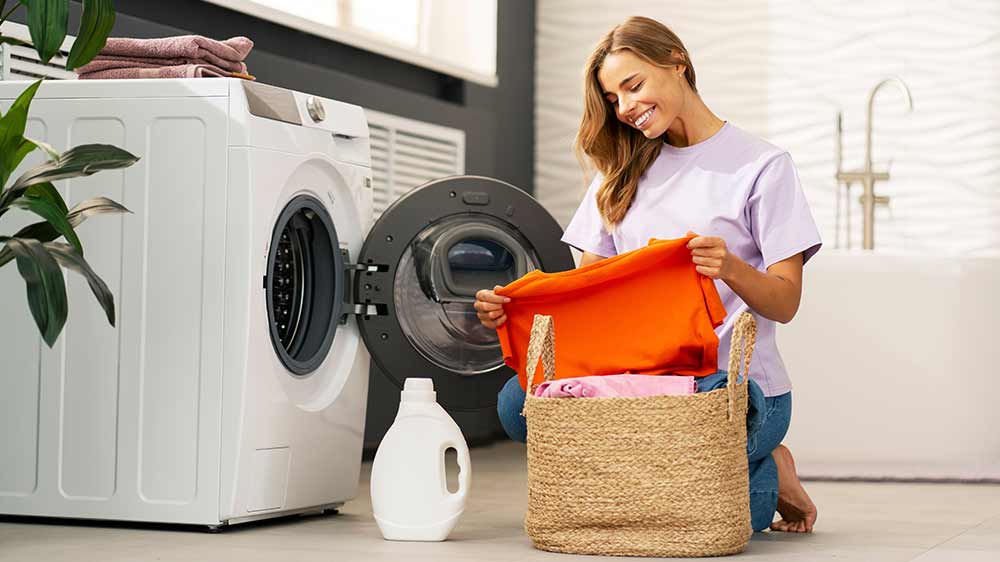 Žena vytahuje prádlo z pračky_3