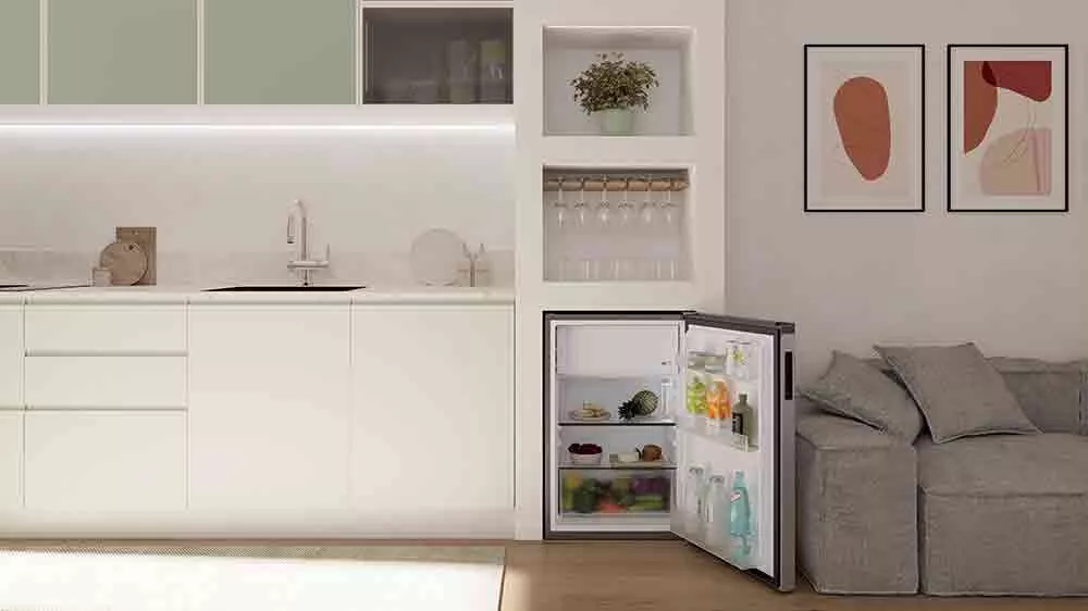 Otevřená a potravinami zaplněná lednice Candy Citi Mini Fridge 300 CNOQ2S58EX zabudovaná v kuchyňské lince_02