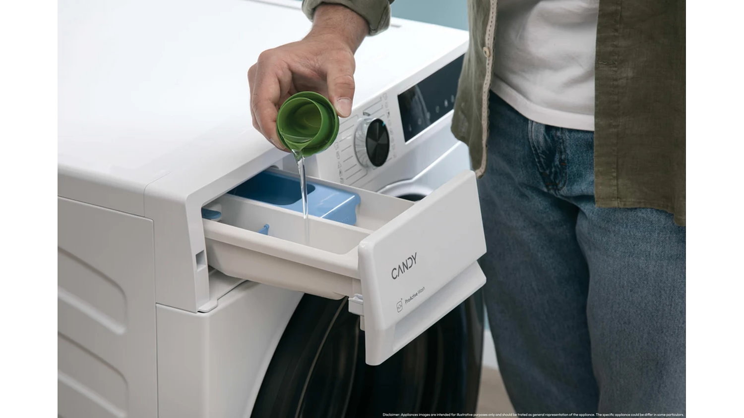 Muž lije prac&iacute; prostředek do pračky Candy BR 38SBL6-S Slim ProWash 500