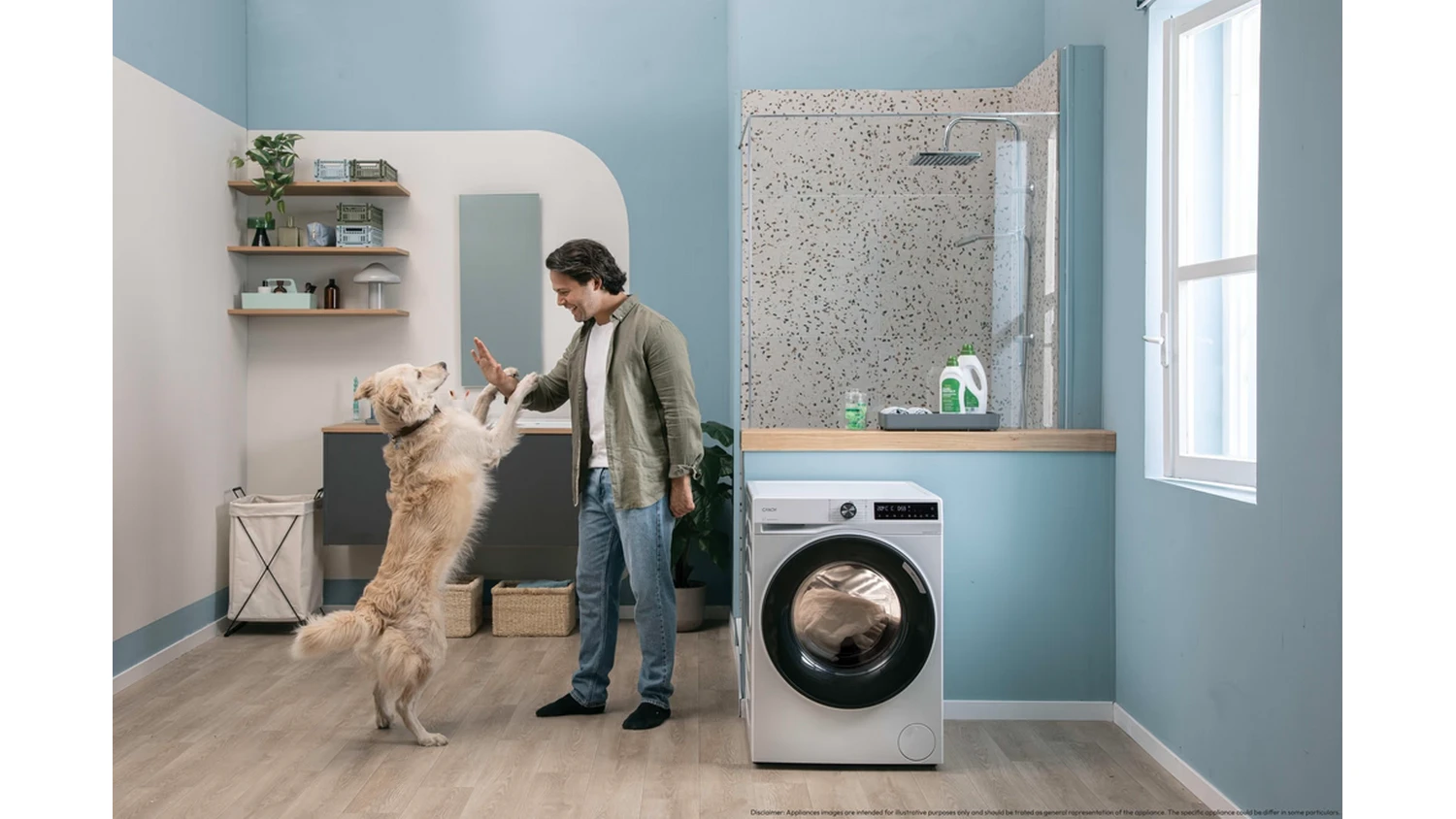 Muž se psem a pračkou Candy BR 38SBL6-S Slim ProWash 500