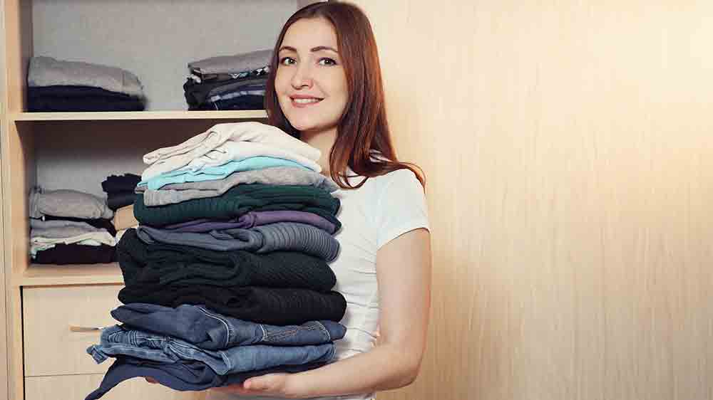 Žena dává vyprané prádlo do skříně_03