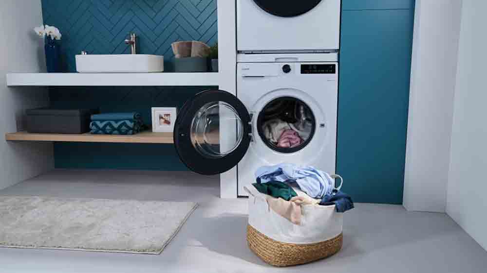 Koš s prádlem před pračkou s předním plněním Candy_04