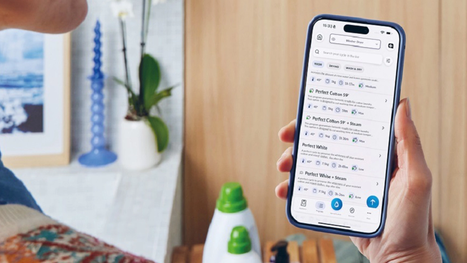 Ruka držící mobil s aplikací hOn
