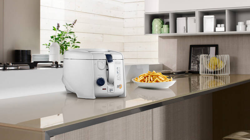 Fritéza De´Longhi F 28311 na kuchyňské lince a hotové hranolky_03